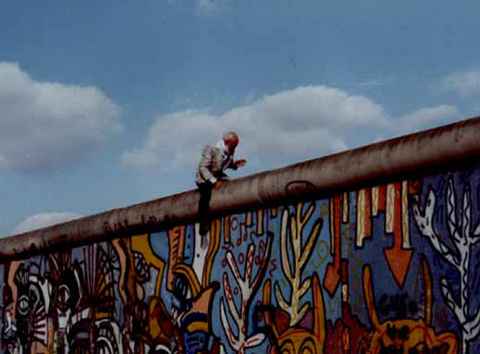 wallwalker.JPG (57667 bytes)